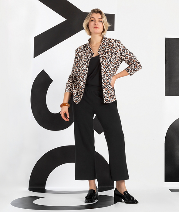 Leoprint Strickjacke zu schwarzer Stoffhose kombiniert