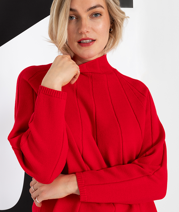 Roter Strickpullover mit Stehkragen