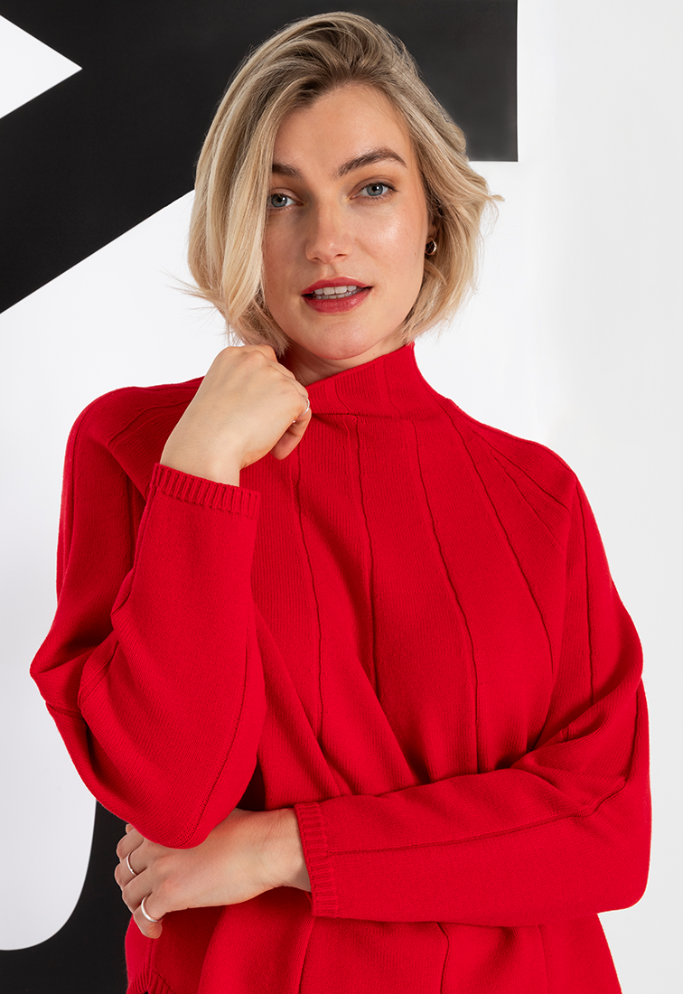 Roter Strickpullover mit Stehkragen