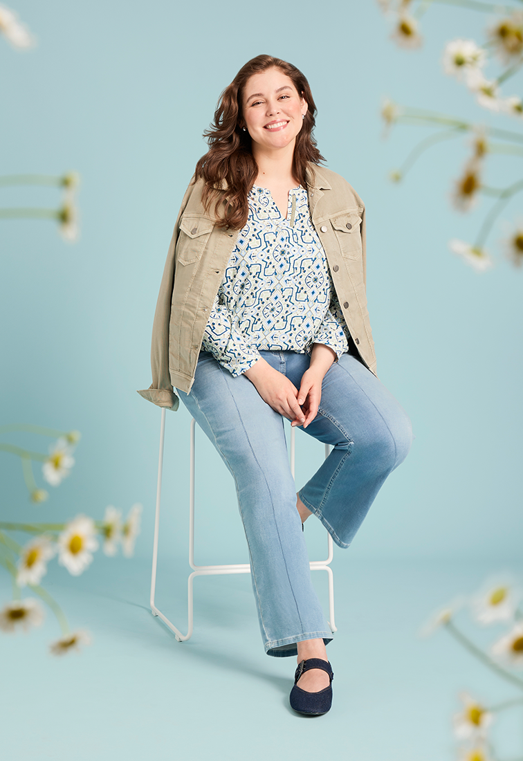 Helle Jeans, kombiniert mit geblümter Bluse und Jeansjacke in Hellbraun