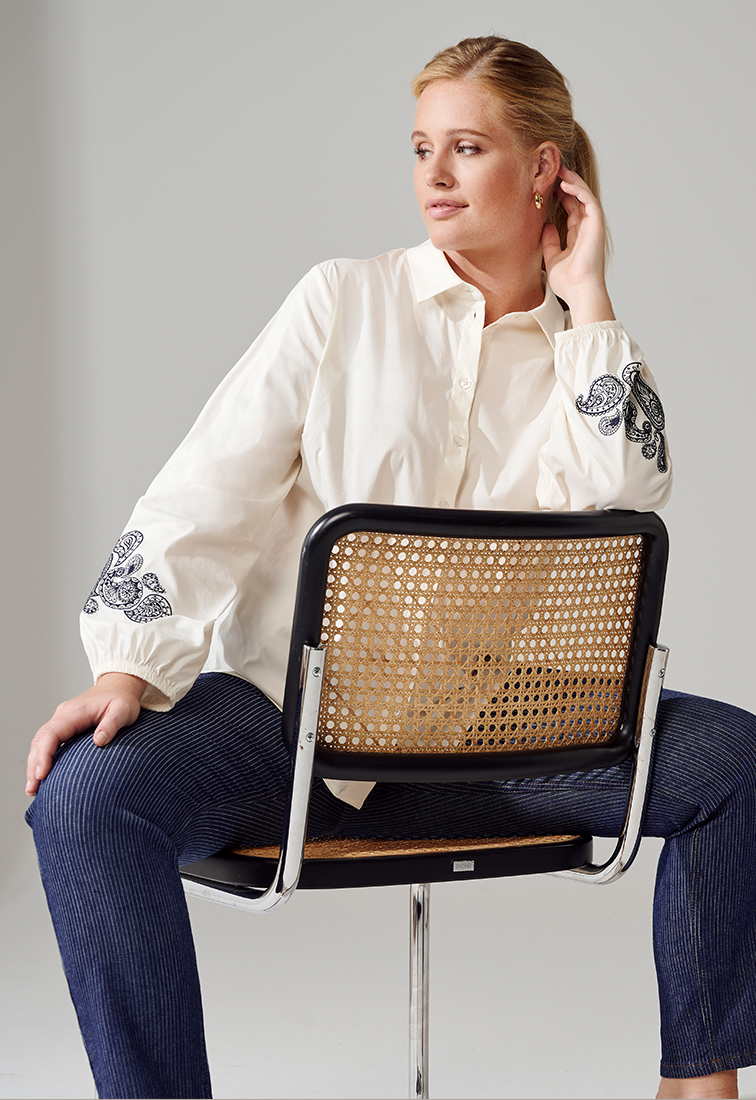 Moderne Bluse mit bestickten Ärmeln