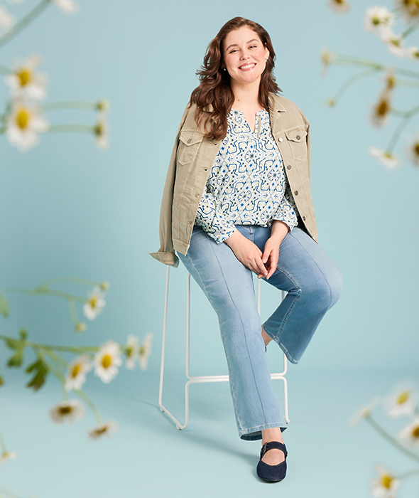 Helle Jeans, kombiniert mit geblümter Bluse und Jeansjacke in Hellbraun