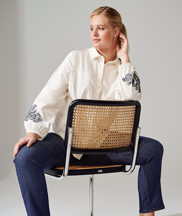 Moderne Bluse mit bestickten Ärmeln