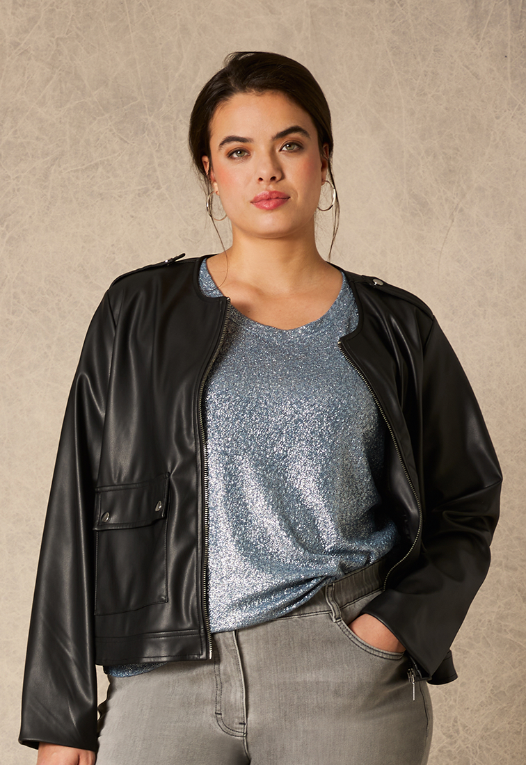 Schimmerndes Shirt kombiniert mit Lederjacke