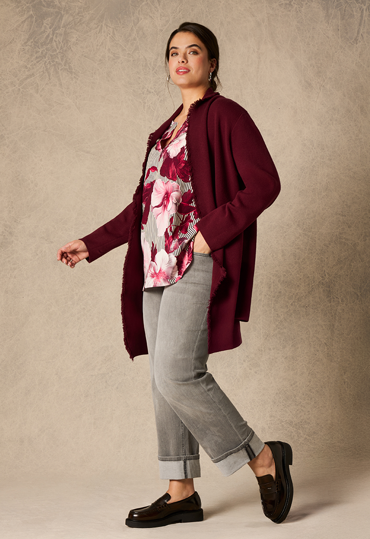 Hellgraue Jeans, dunkelrote Long-Strickjacke und passende Bluse