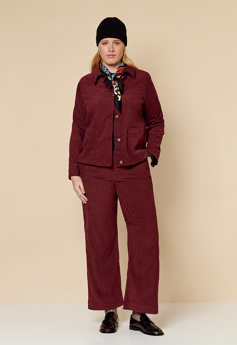 Dunkelroter Kord-Look bestehend aus Hose aus Hose und Jacke