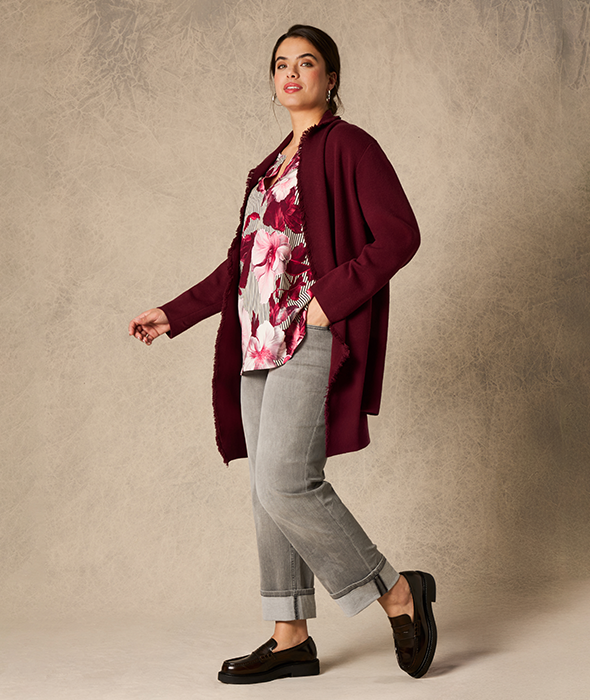 Hellgraue Jeans, dunkelrote Long-Strickjacke und passende Bluse