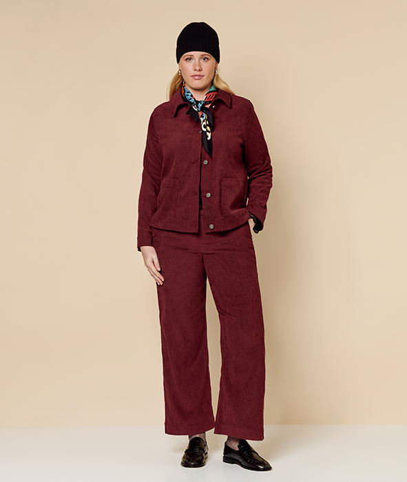 Dunkelroter Kord-Look bestehend aus Hose aus Hose und Jacke
