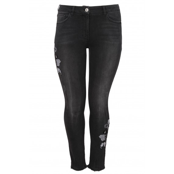 Feminine Jeans mit Stickerei /