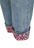 Moderne Jeans mit Stickereien /