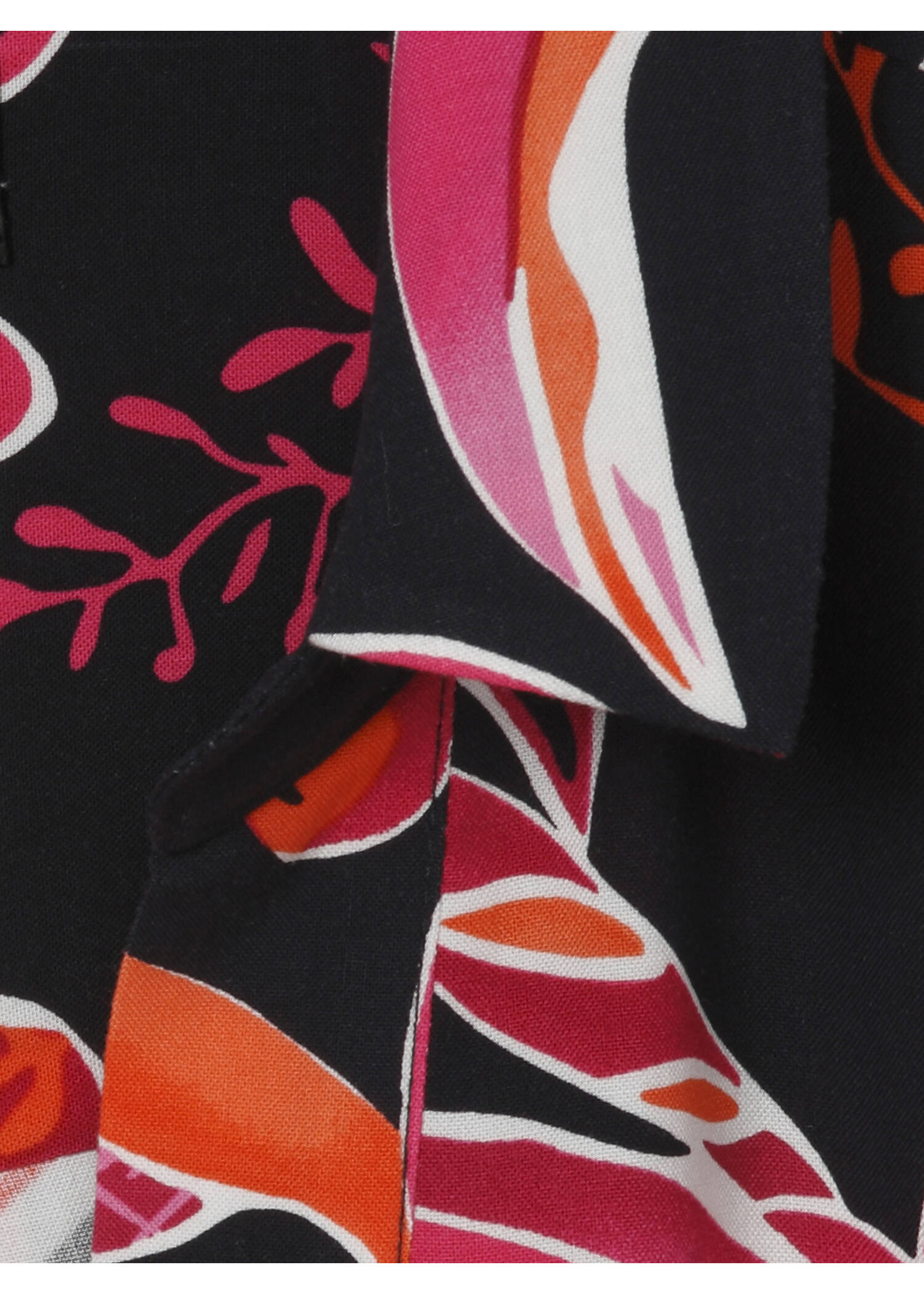 Fließendes Viskose Kleid mit kontrastreichem Allover Print /