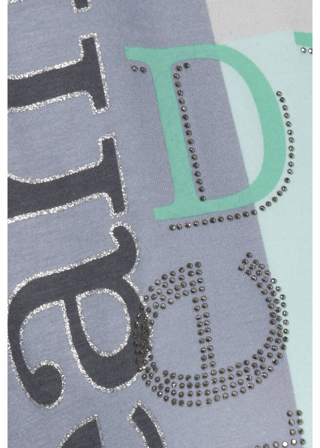 Shirt mit überschnittenen Schultern / 