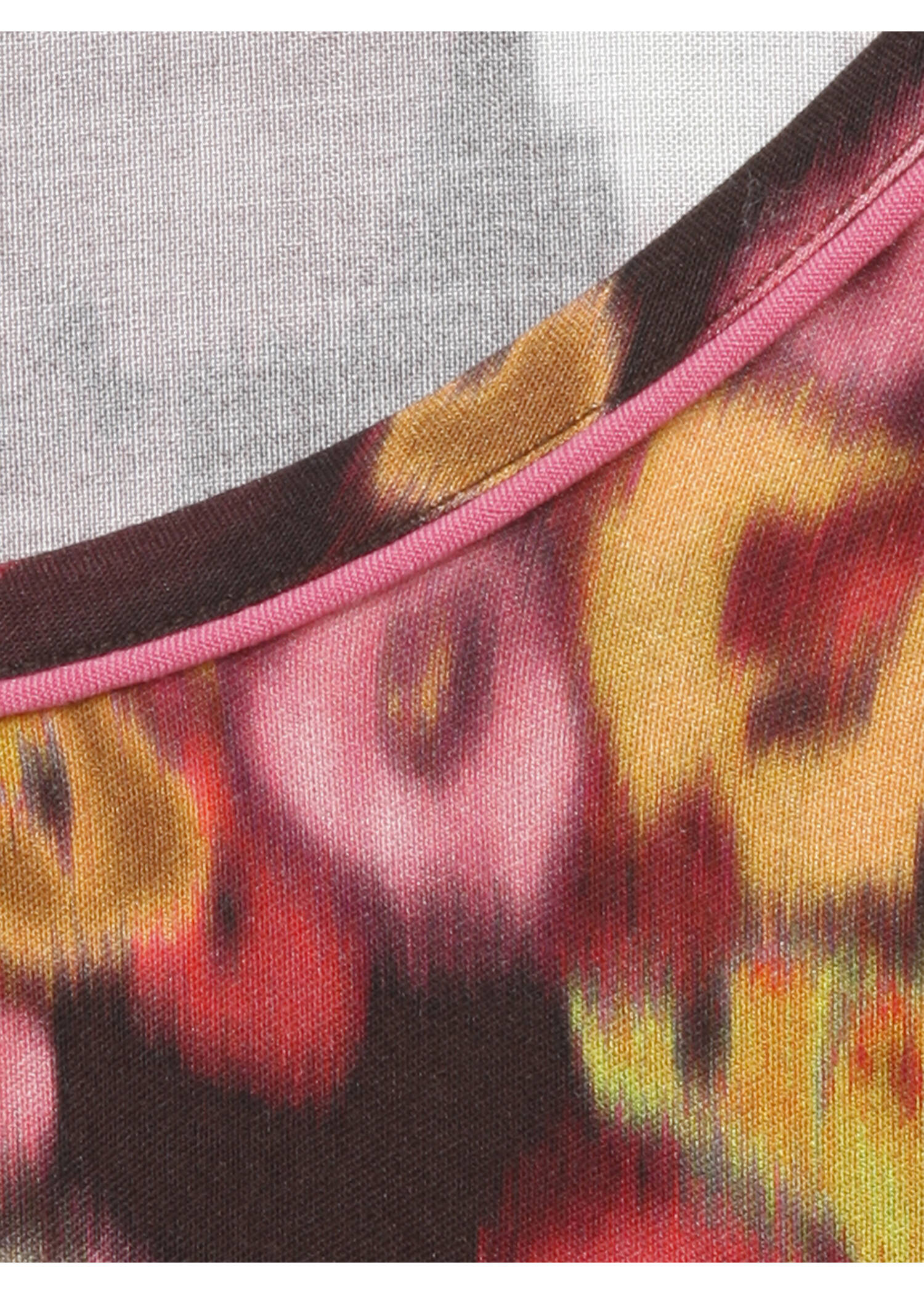 Feminines Blusenshirt mit geblümtem Allover-Muster /