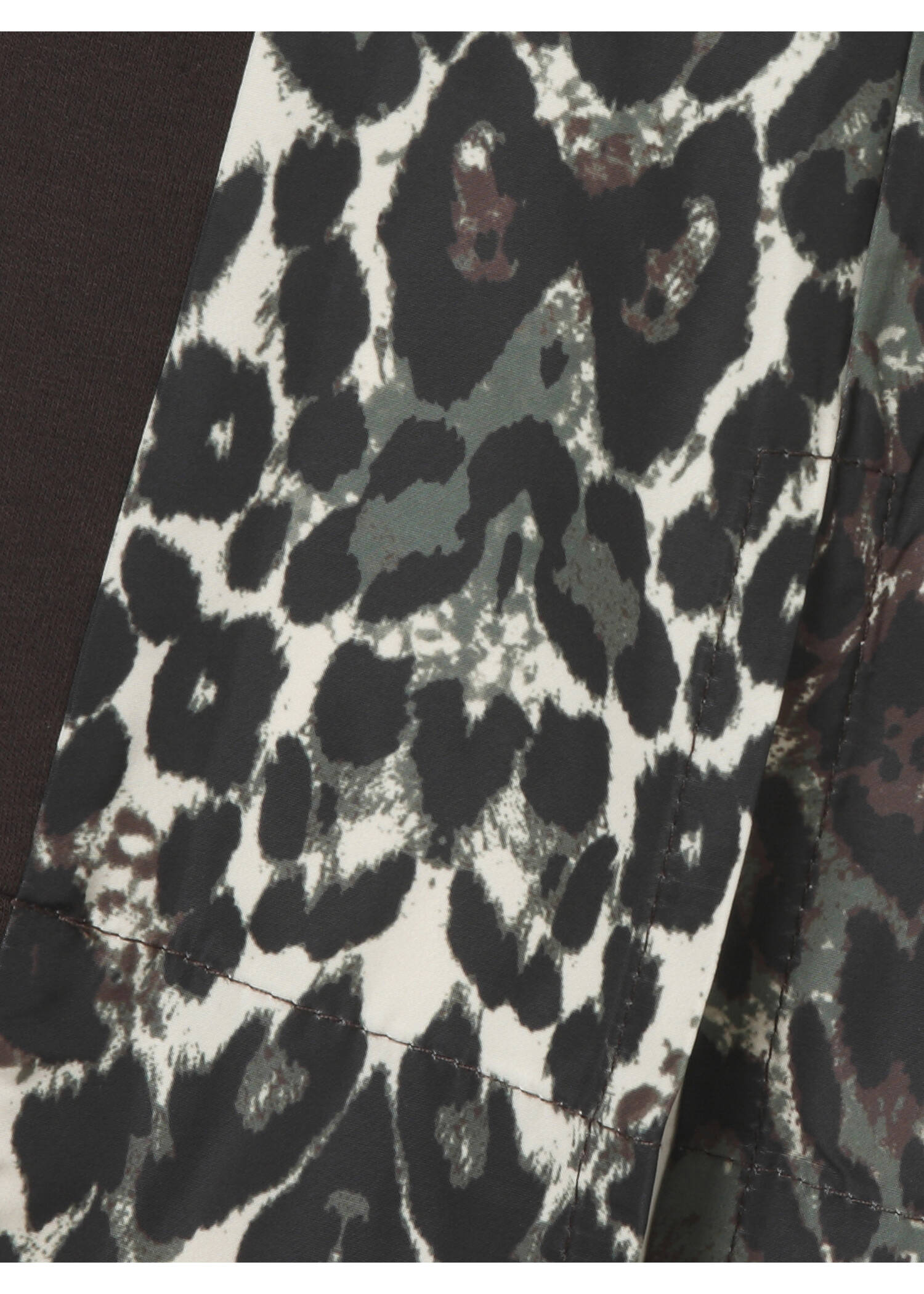 Stehkragen-Sweatshirt mit Leo-Details /