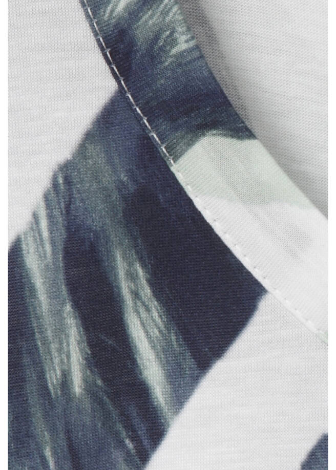 Edles Print-Shirt mit Cut Out / 