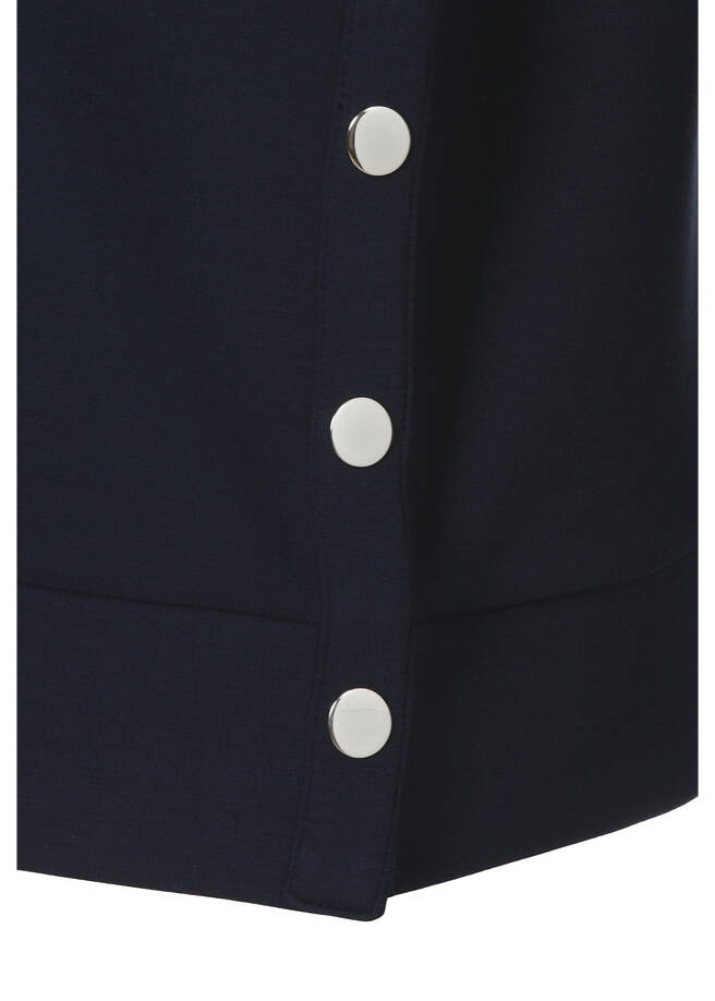 Softes Sweatshirt mit gesticktem Ton-in-Ton Motiv am Rücken / 